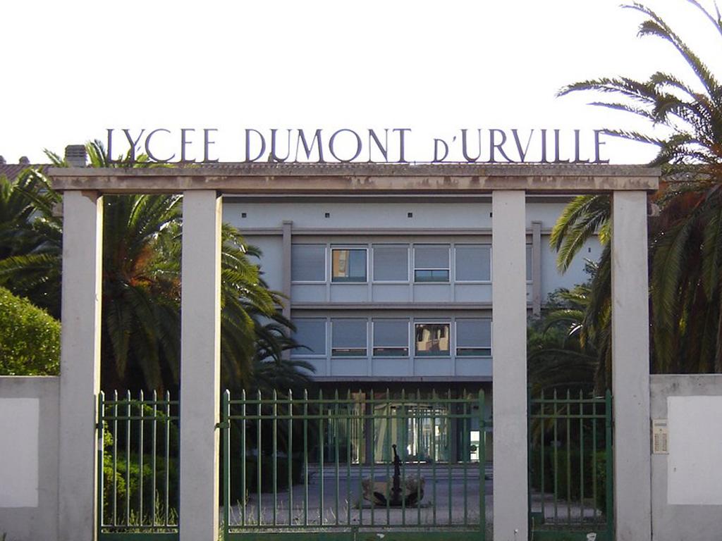 Les syndicats enseignants appellent à l’abandon des sanctions contre les lycéennes de Dumont d’Urville