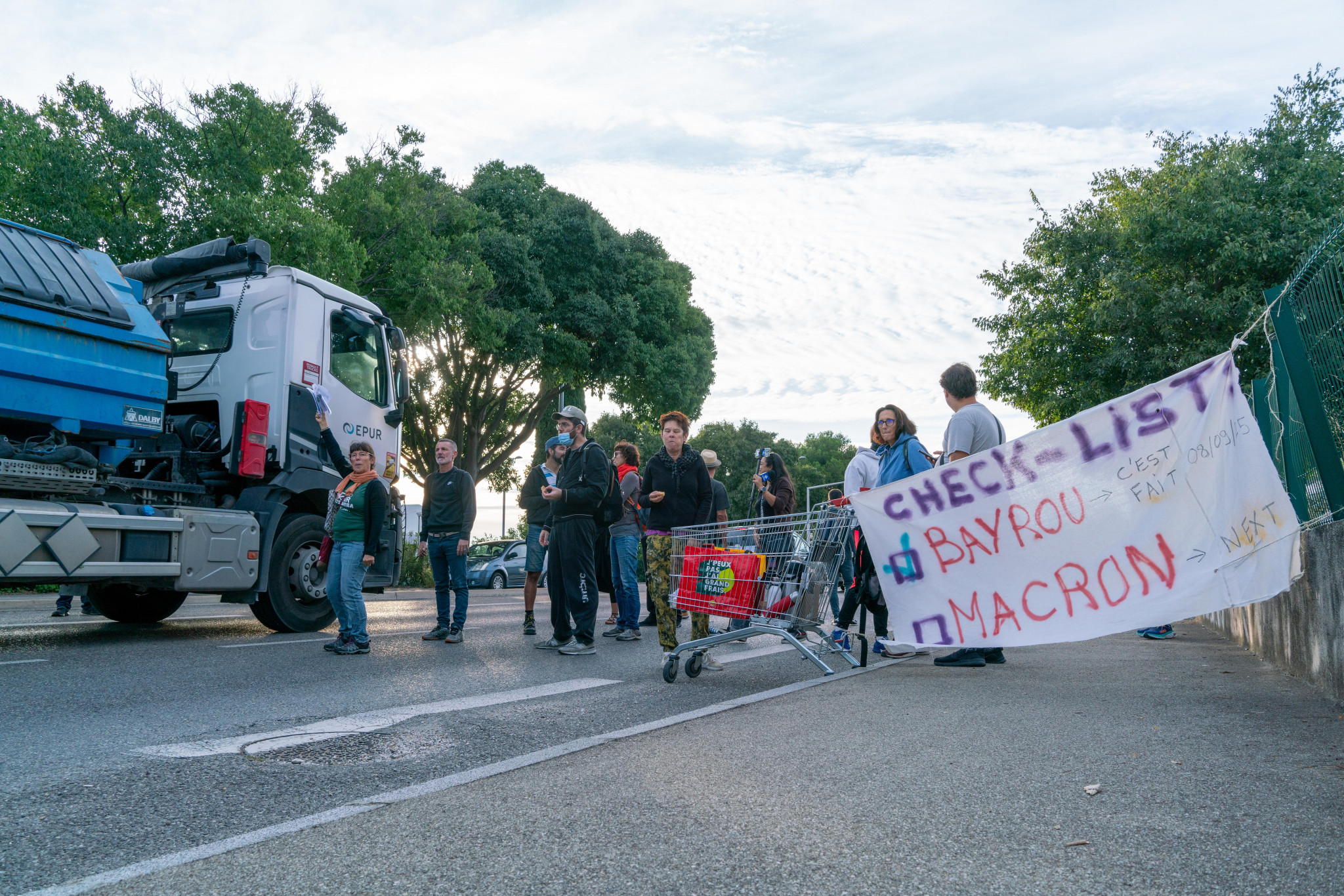 À Martigues, une vingtaine de contestataires barrent un grand axe