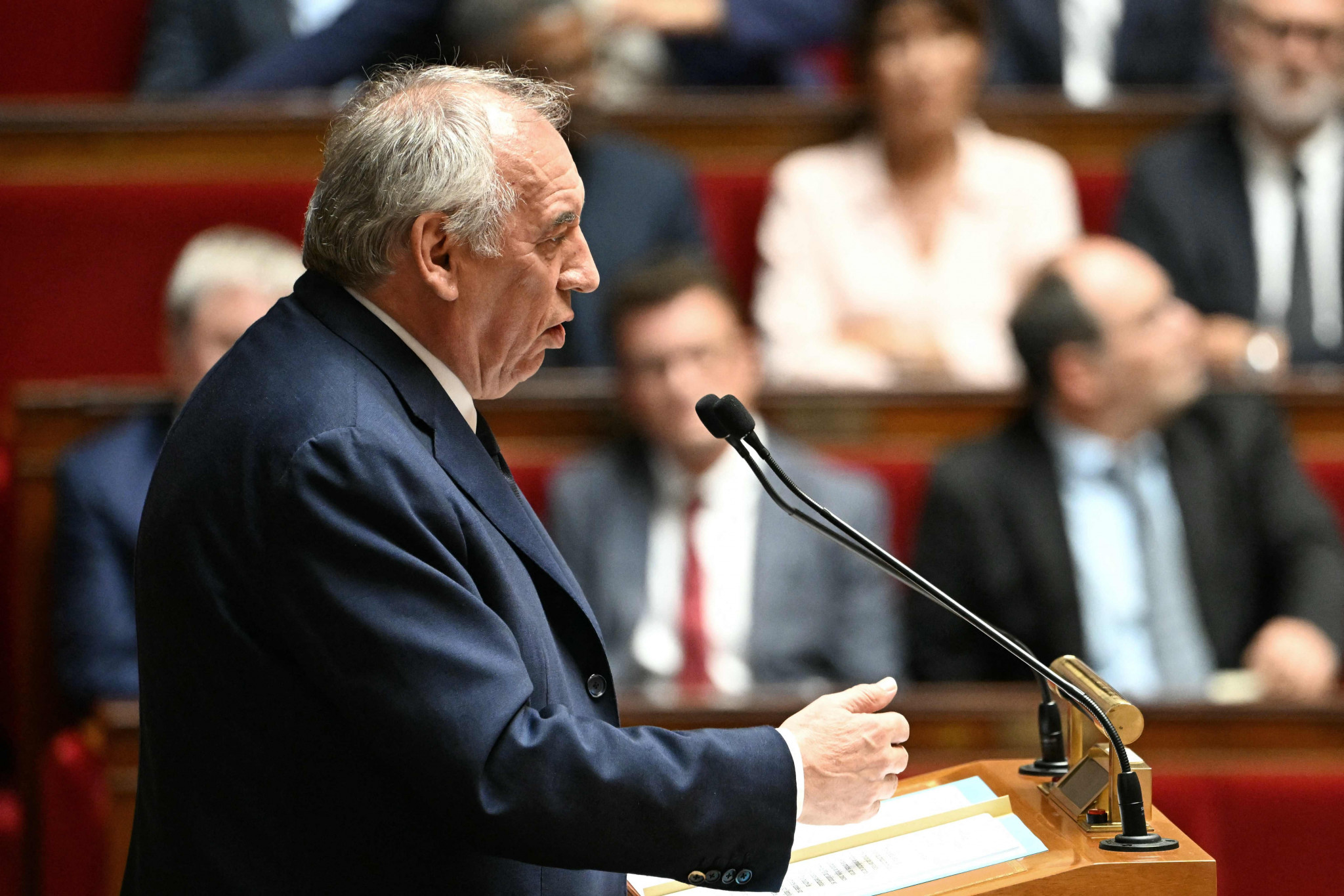 Bayrou renversé, Macron au pied du mur