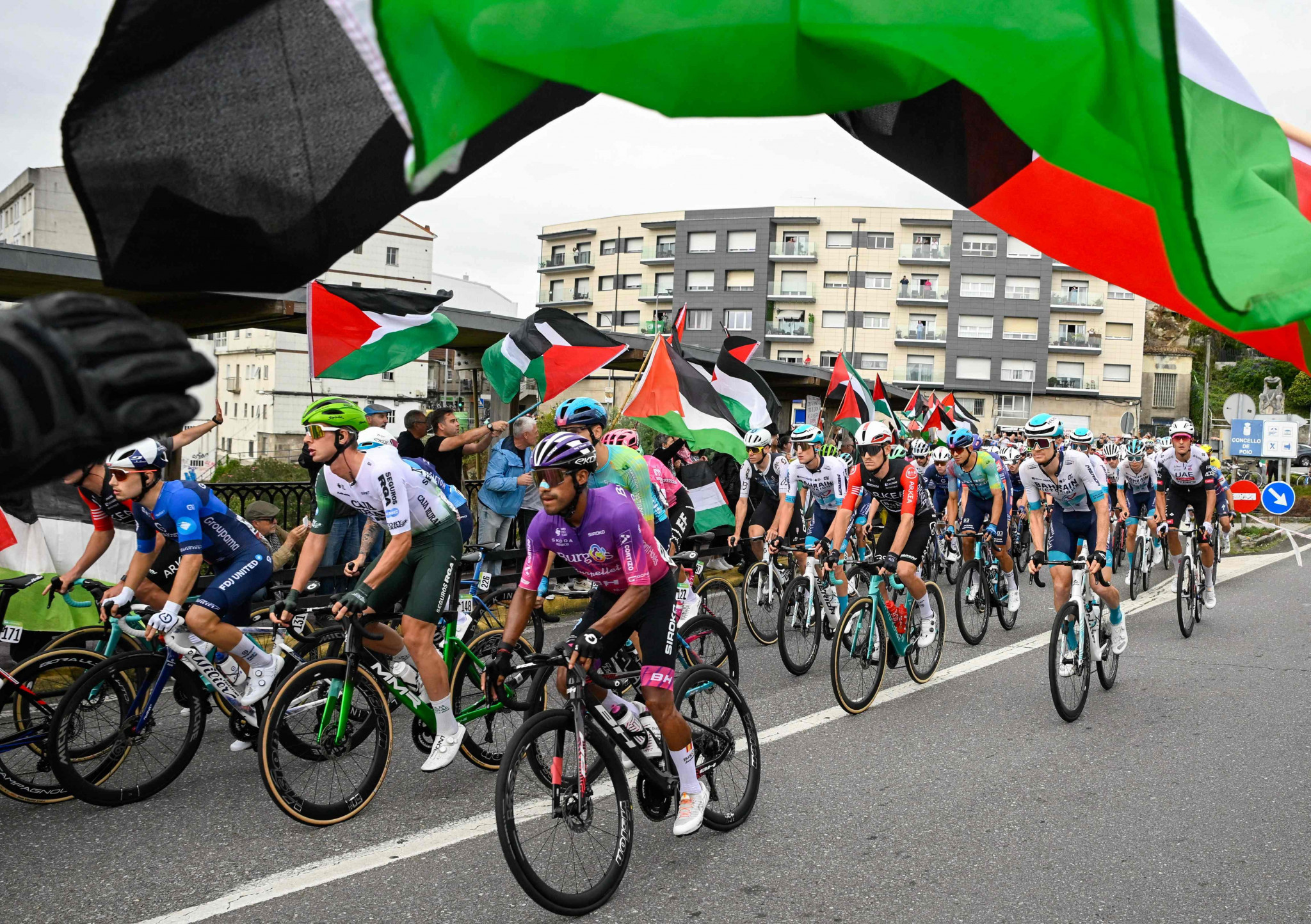 Bernal s’impose lors d’une 16e étape écourtée, Vingegaard reste leader