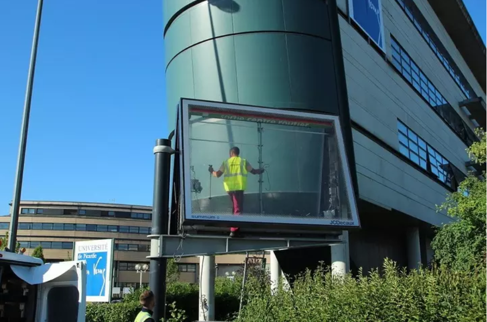 Montpellier réduit la pub dans l’espace public