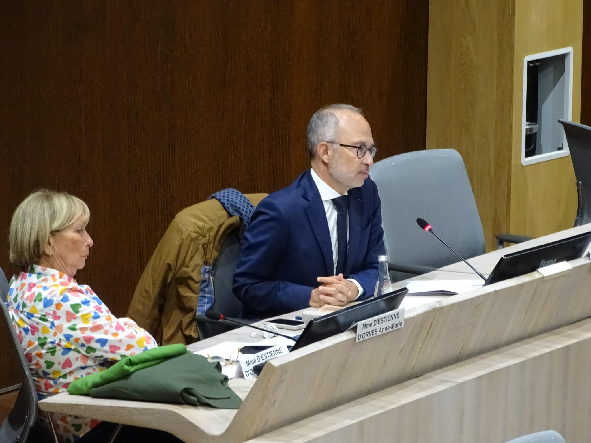 Royer-Perreaut part, Vassal « prend acte »