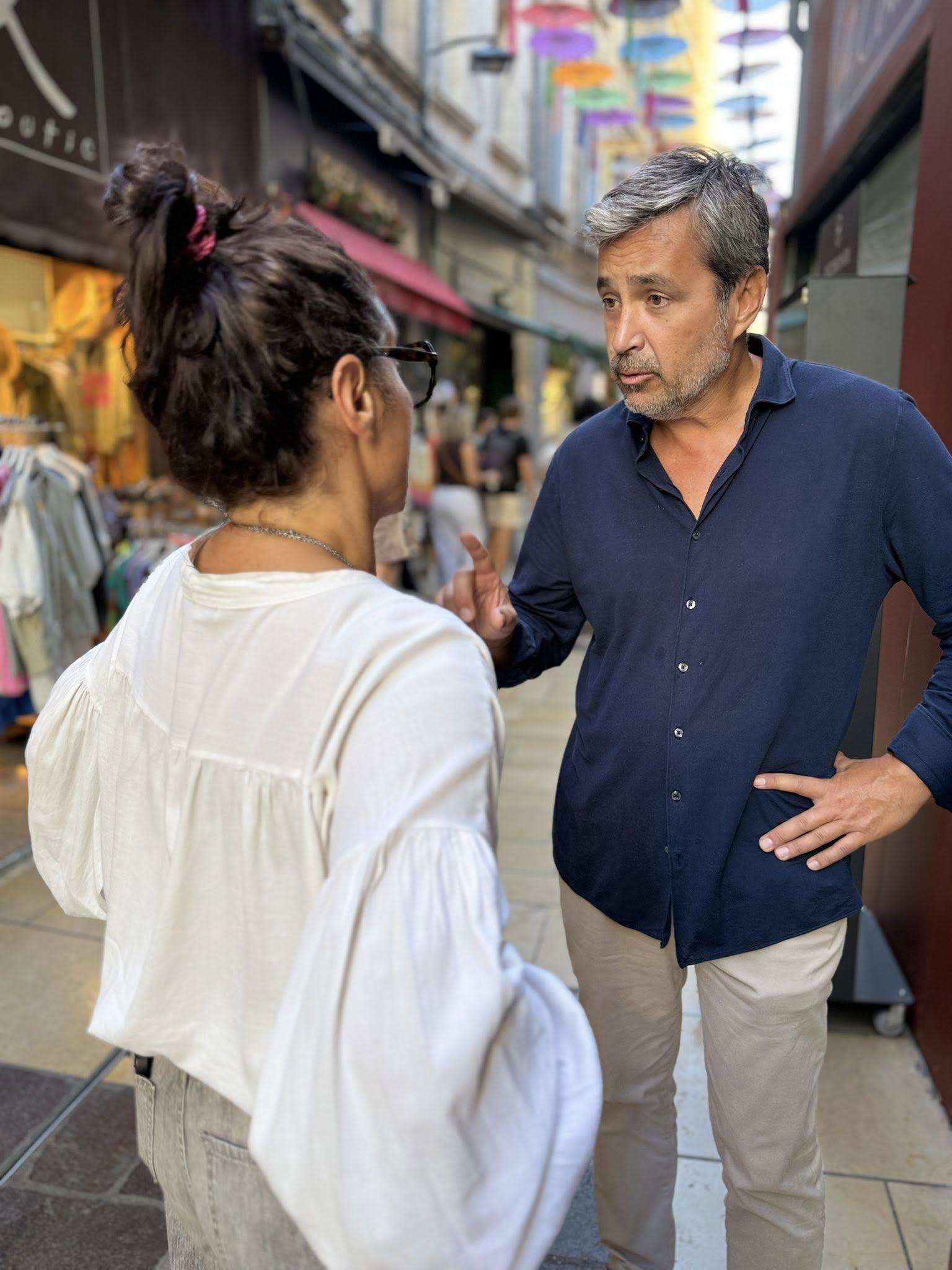 Olivier Galzi passe de l’écran à l’affiche des municipales d’Avignon