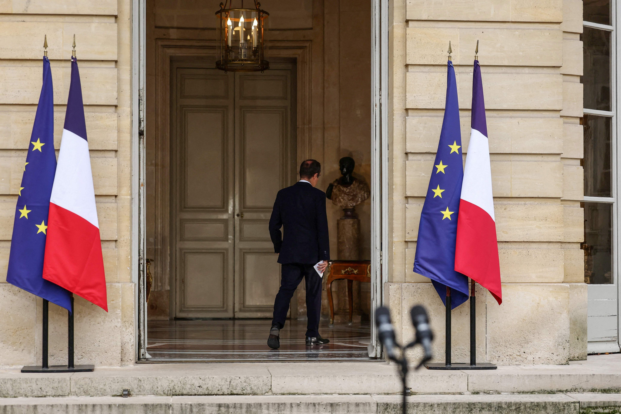 Sans tête, Macron s’entête avec Lecornu