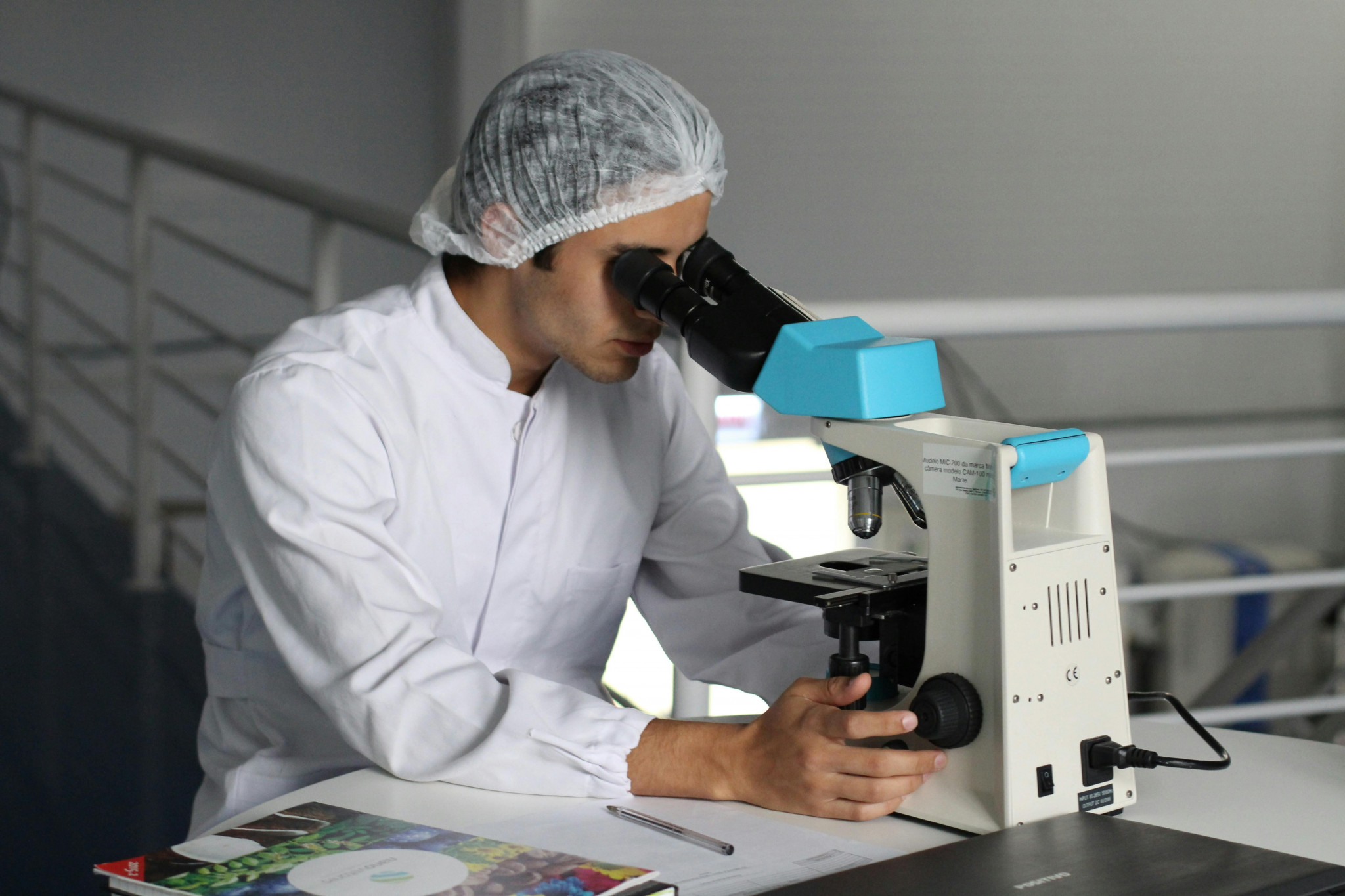 #DisMoiPourquoi : Qui a été le tout premier scientifique ?