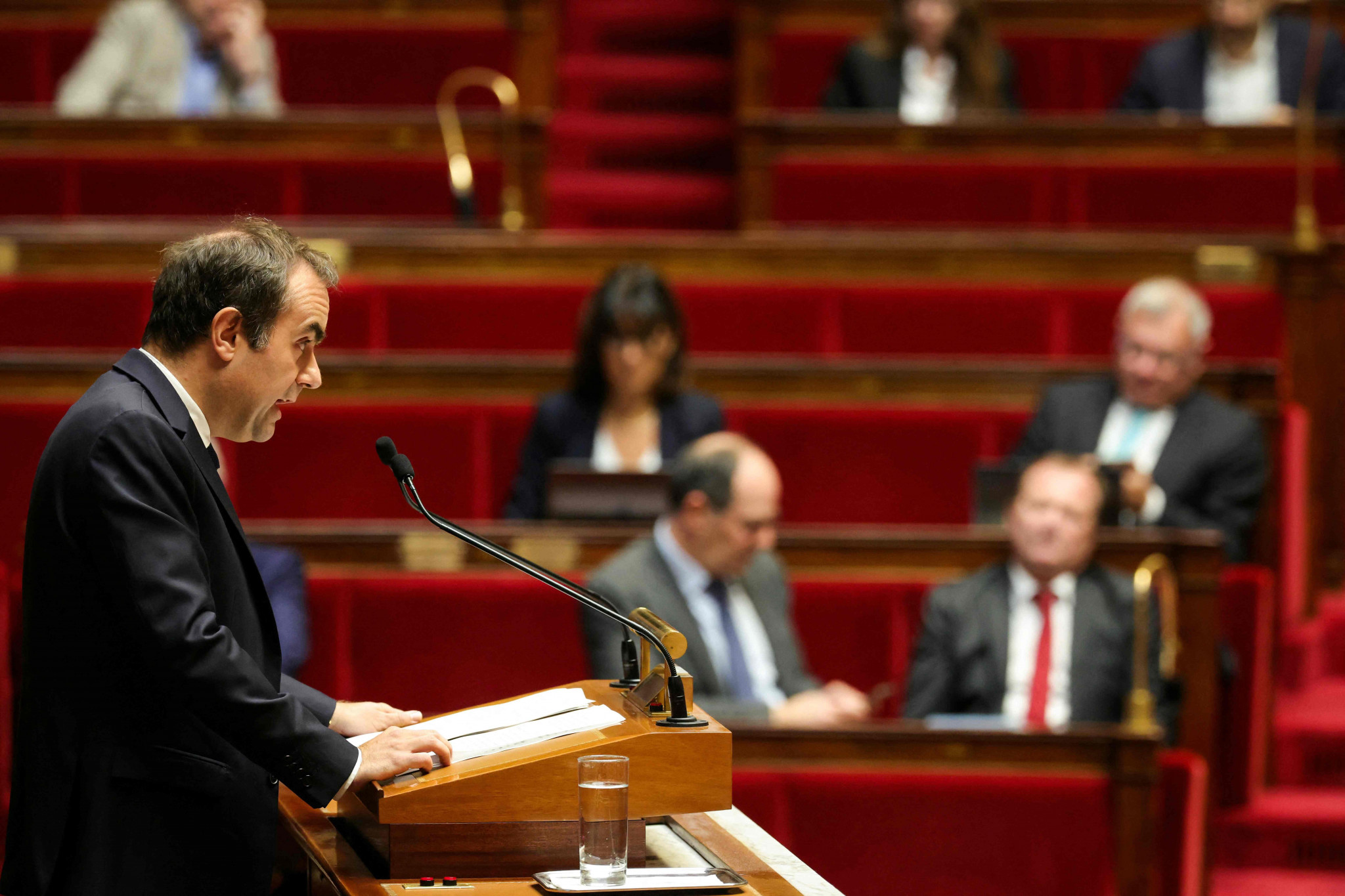 Passes d’armes sur le budget dans l’hémicycle