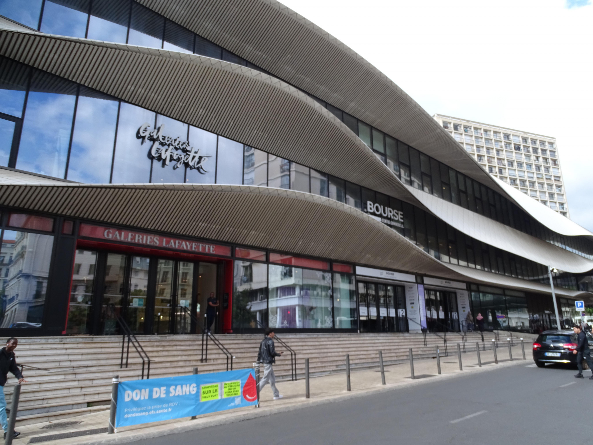 À Marseille, un commerce à deux vitesses