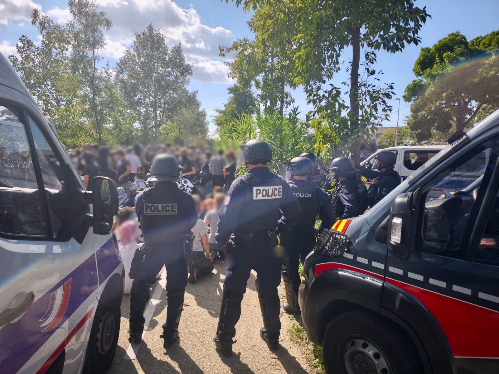 Une centaine de manifestants interpellés devant Eurolinks