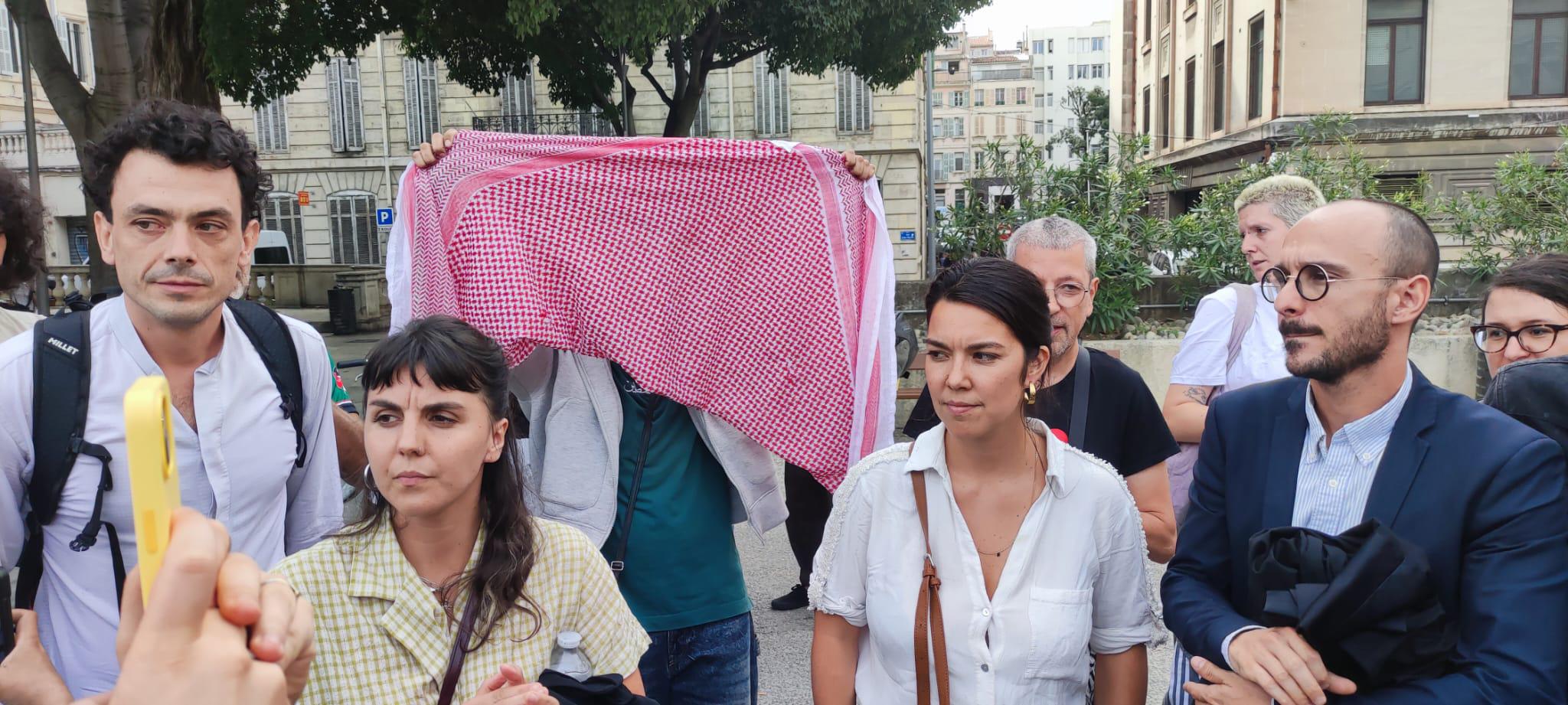 Des avocats dénoncent les arrestations devant Eurolinks