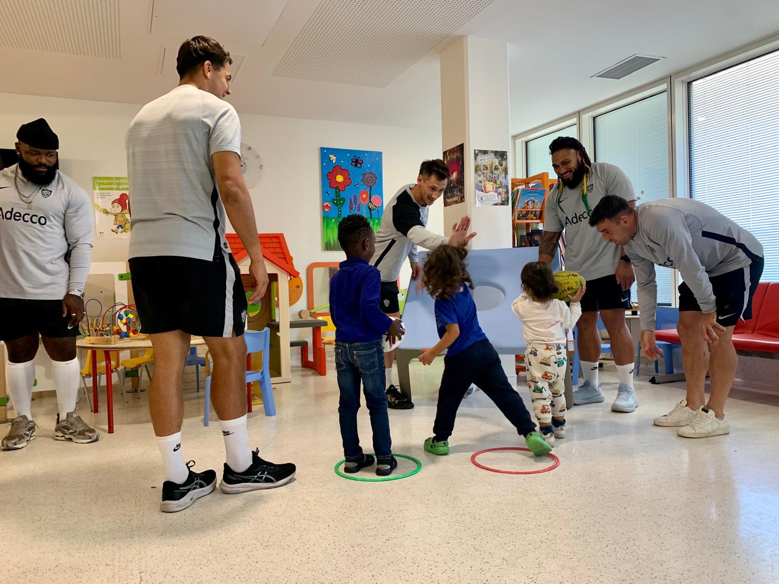 Le RC Toulon à la rencontre des enfants hospitalisés