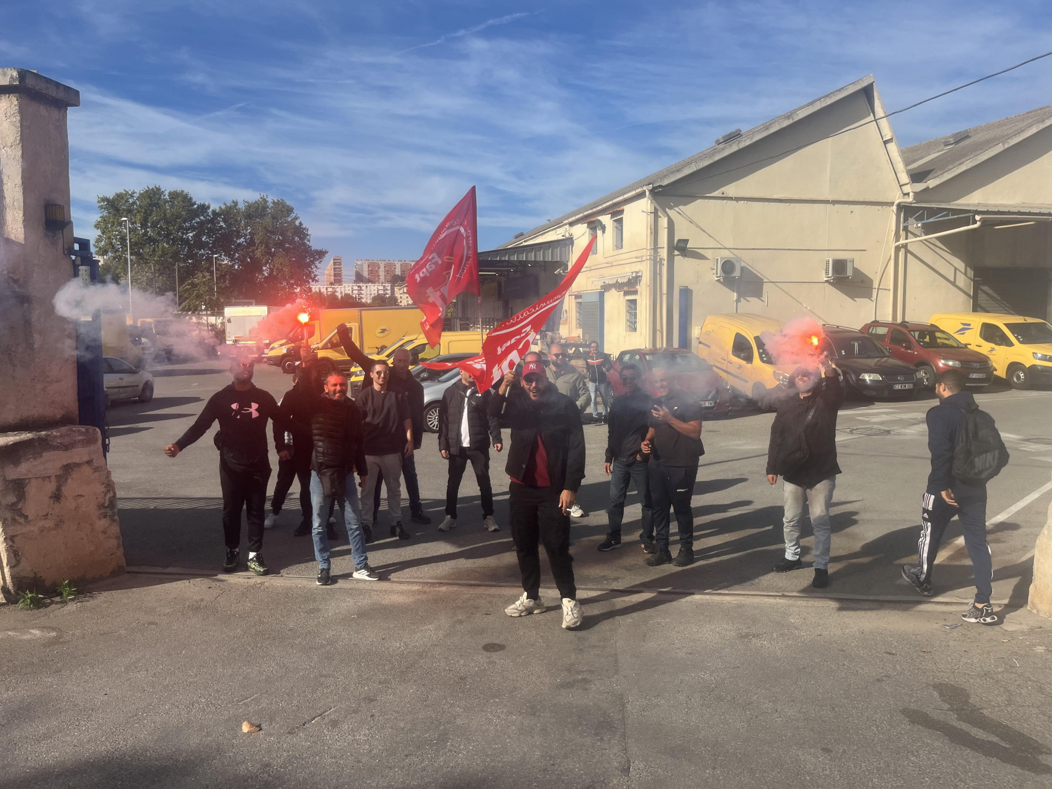À Marseille, les chauffeurs de La Poste en grève reconductible