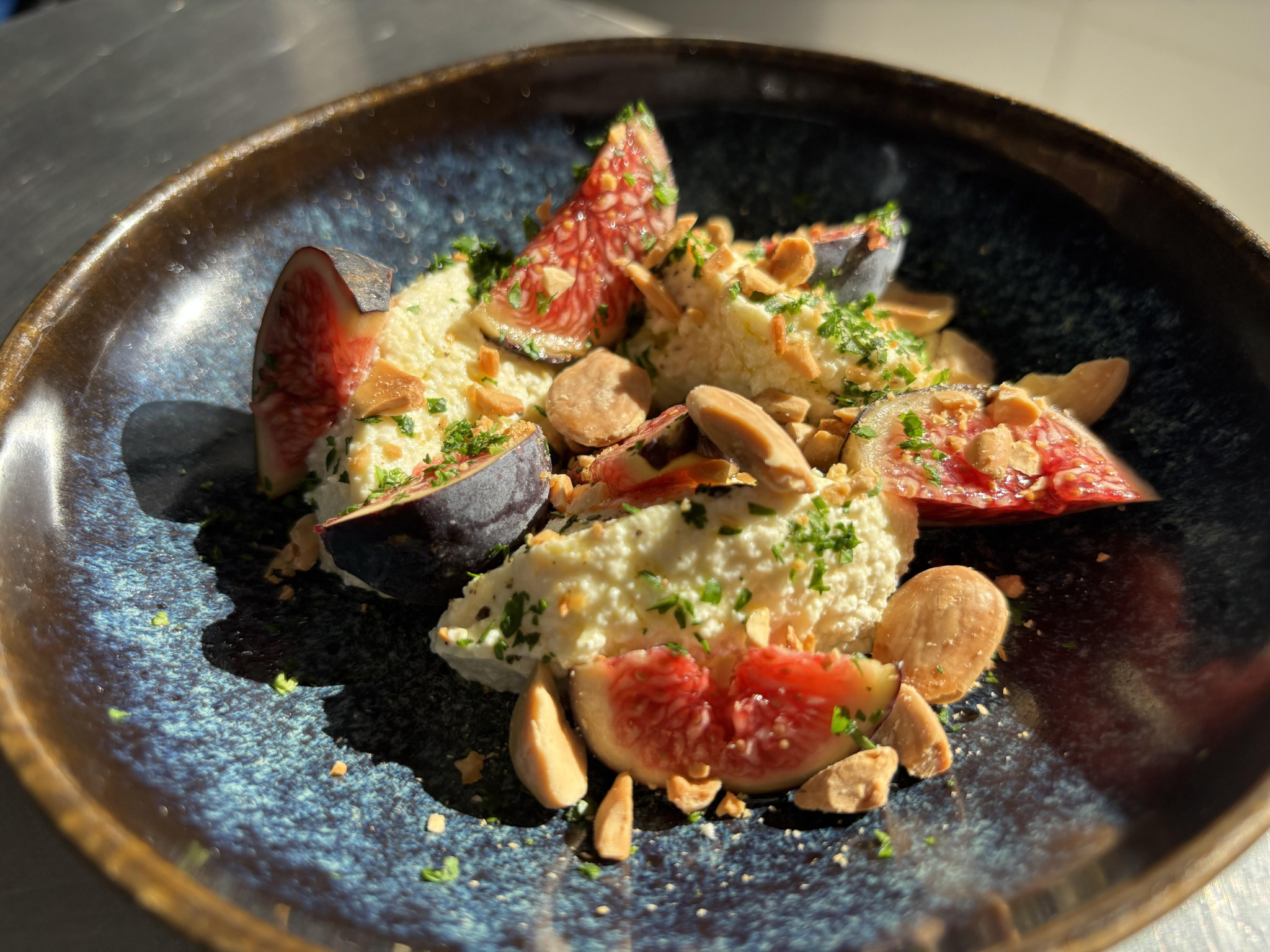 [Recette] Ricotta maison, figues fraîches et amandes torréfiées