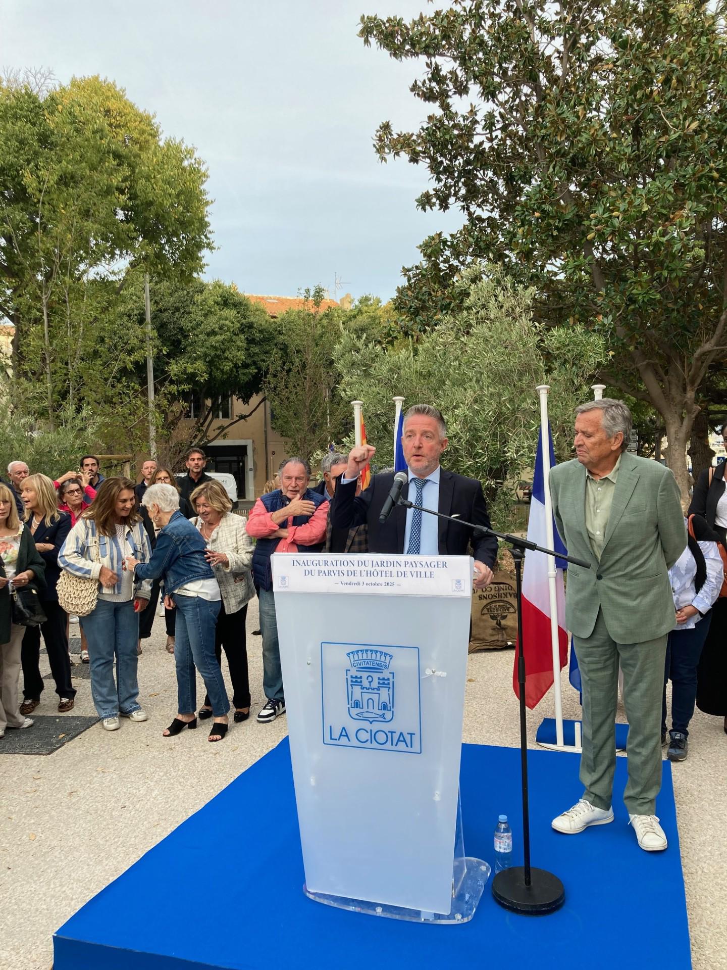 Au pied de la mairie, un jardin paysager a remplacé le bitume