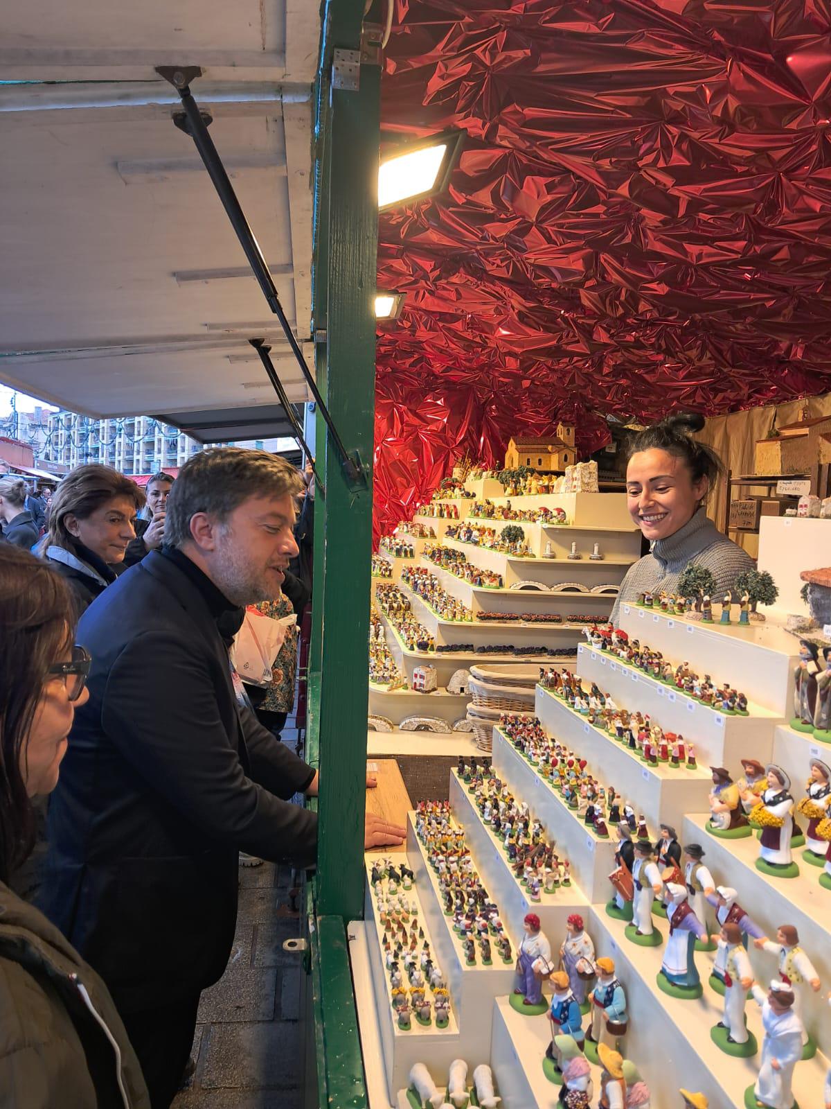 Et tous les petits santons sortent de leur boîte en carton à Marseille