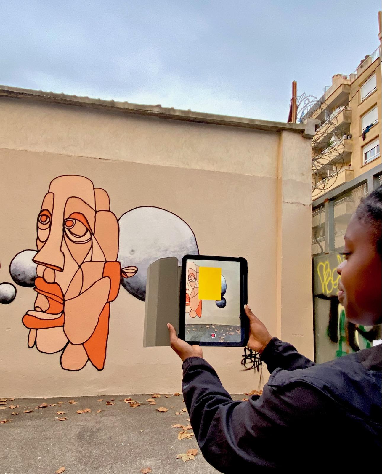 Des jeunes «&nbsp;augmentent&nbsp;» la fresque de Gaëtan Marron