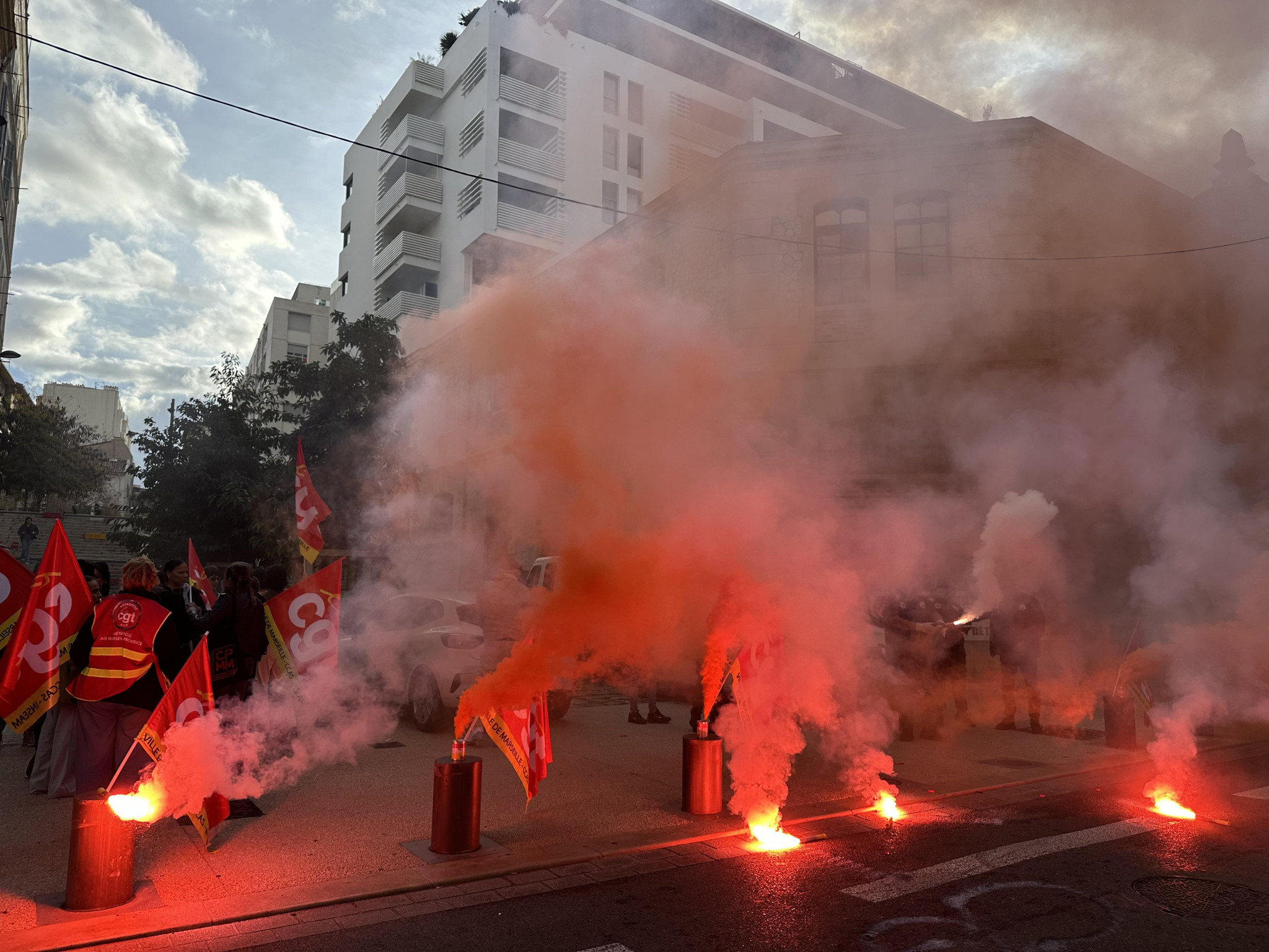 Les agents des cimetières de Marseille au tribunal