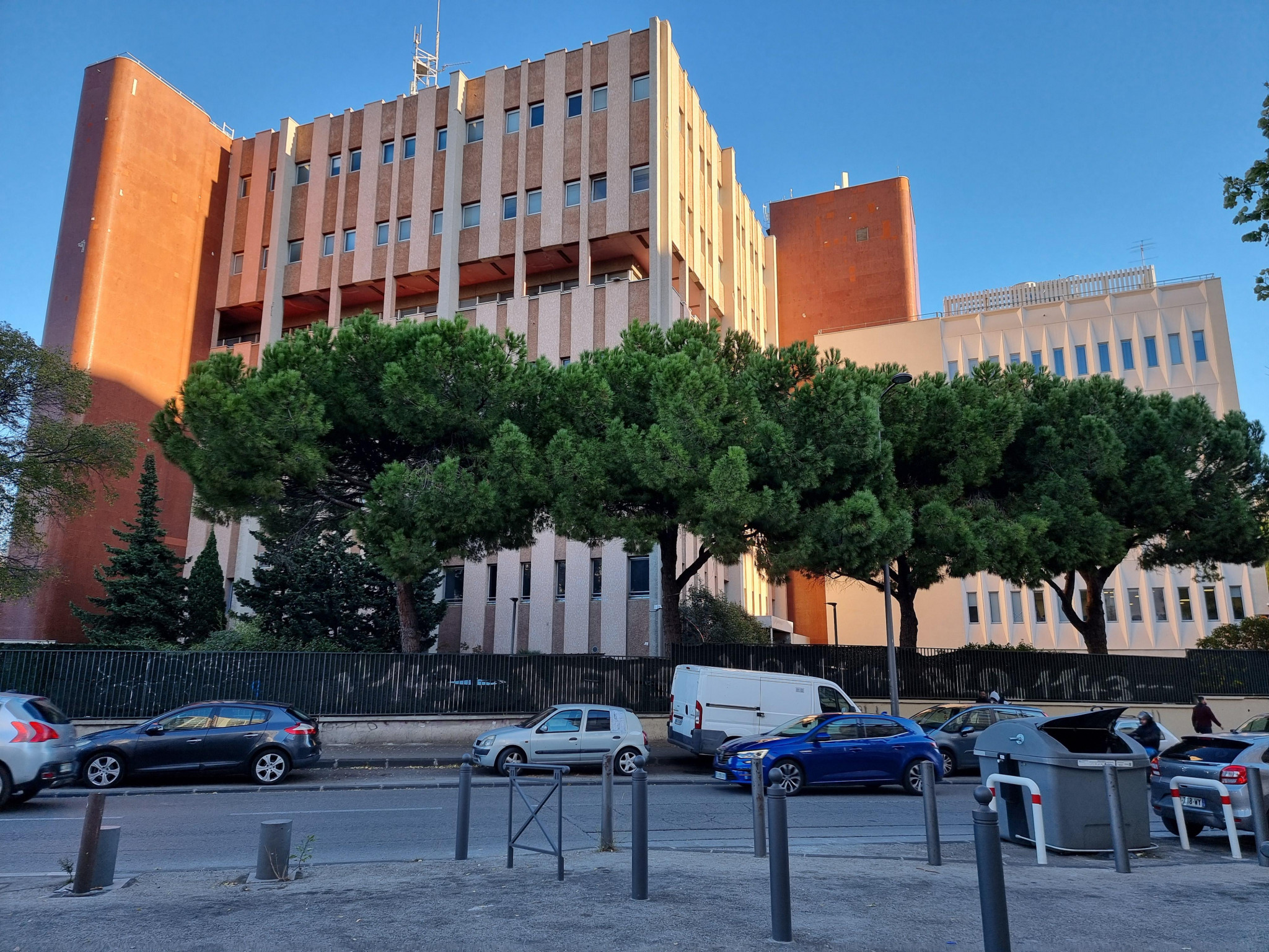 La préfète de police dément toute rixe devant Orange