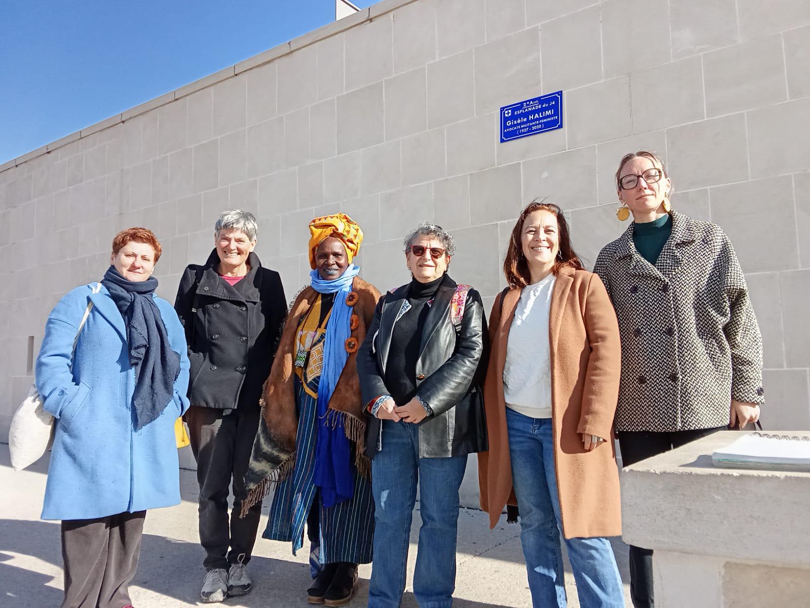 Marcher pour défendre les associations féministes
