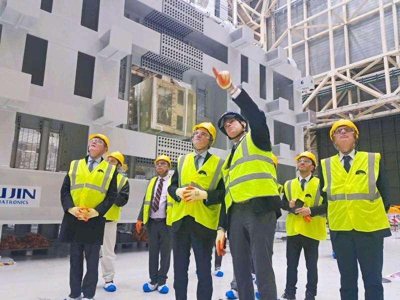 Le superviseur du nucléaire en visite sur le site expérimental Iter