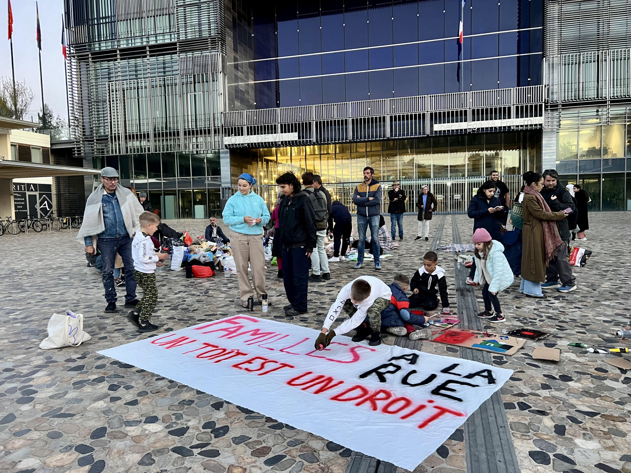 Montpellier : Huit familles à la rue campent devant la mairie