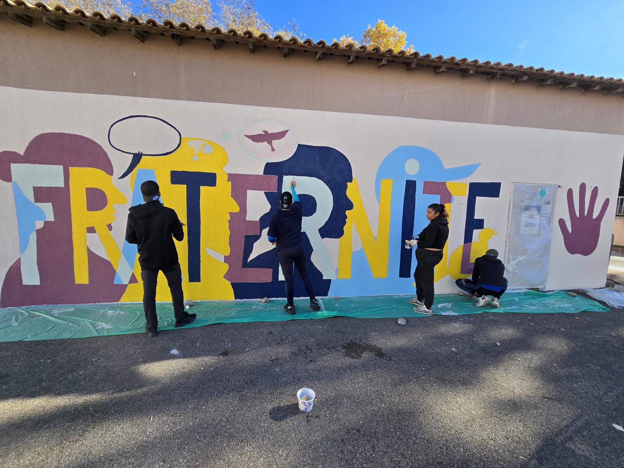Quatre jeunes redonnent vie au mur du dojo de Pertuis