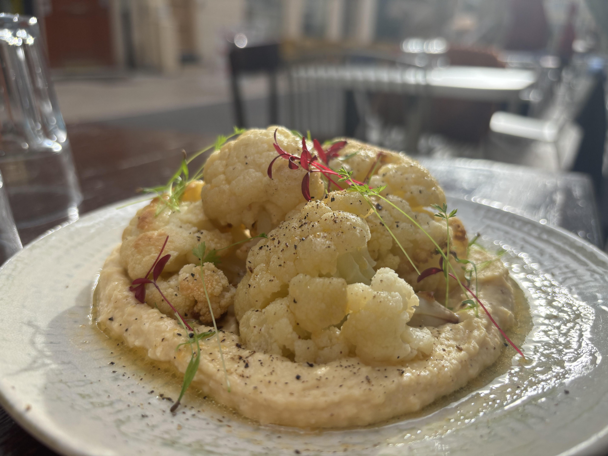 Chou-fleur, purée de pois chiches et vinaigrette à la clémentine