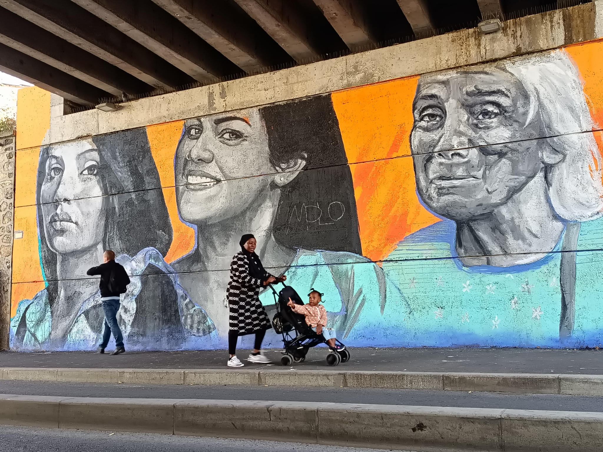 Des femmes et des lions veillent désormais sous le pont