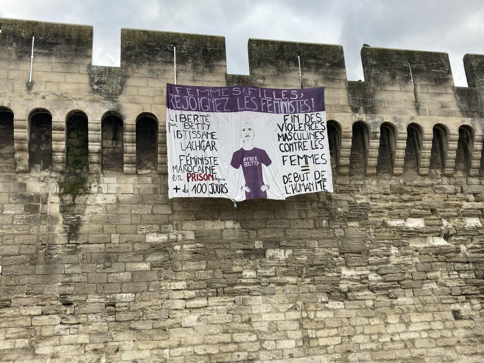 Avignon : une banderole en soutien d’une féministe marocaine emprisonnée