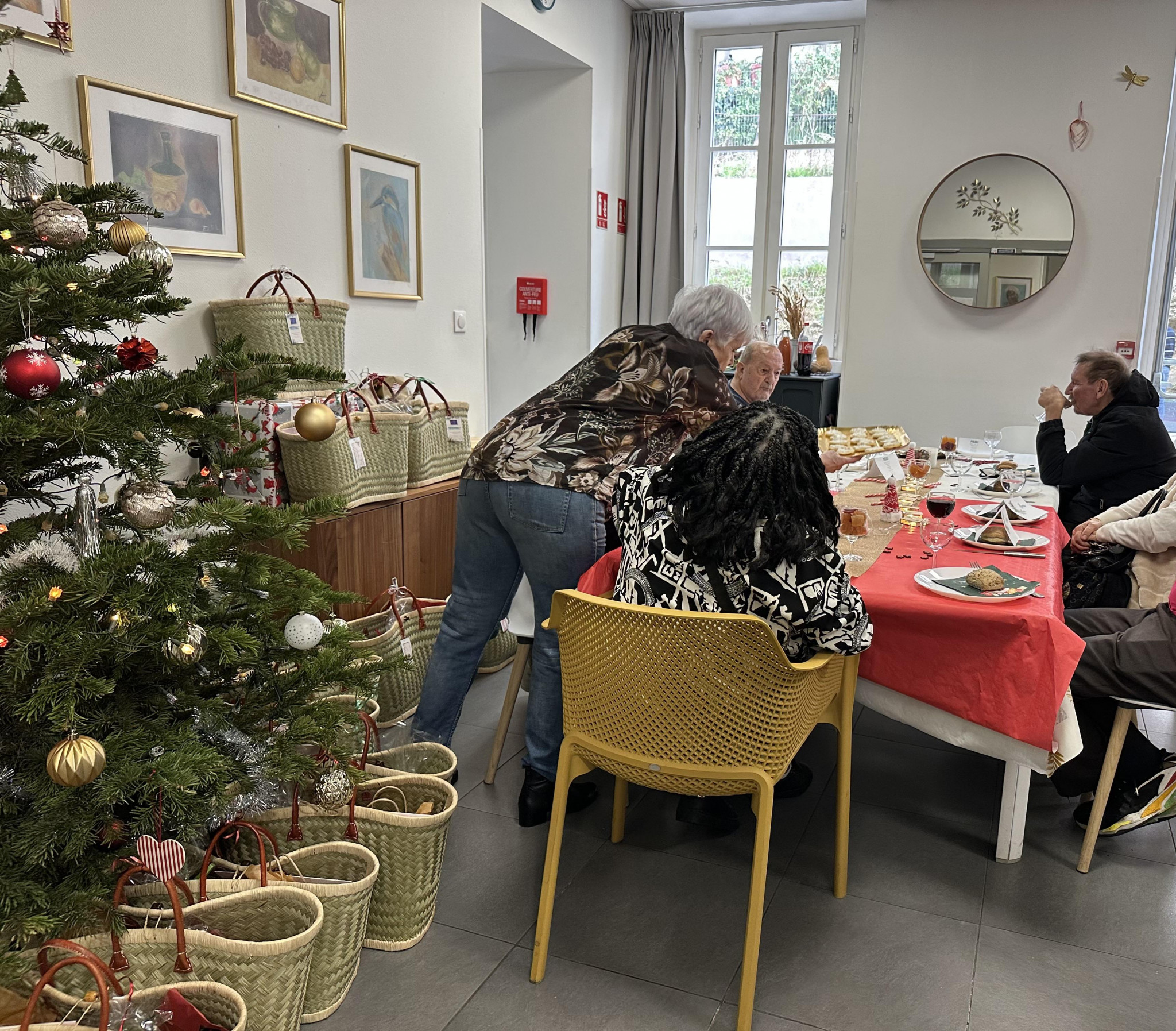 À Marseille, le repas de Noël solidaire des Petits frères des pauvres