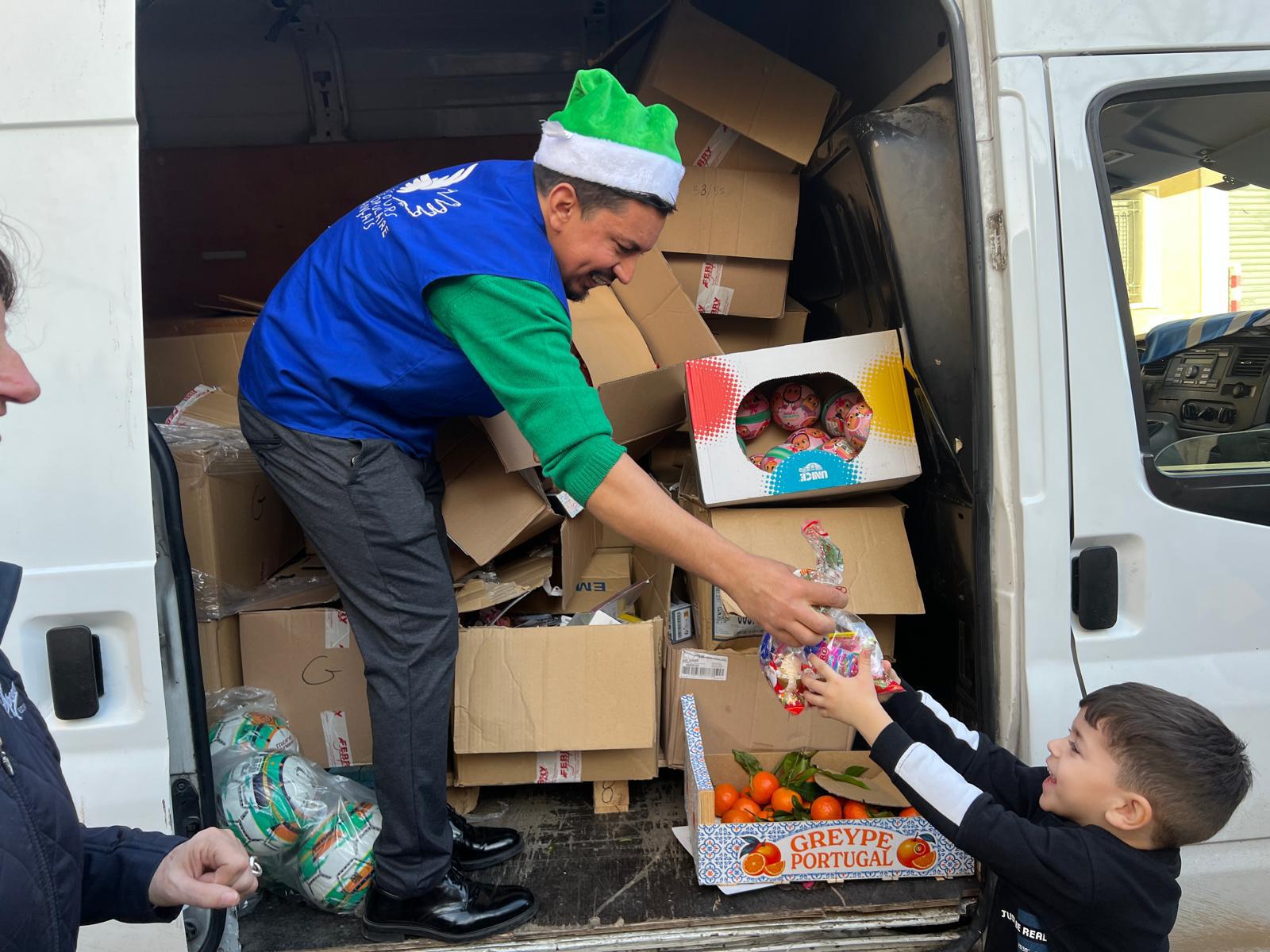 Le Père Noël vert du Secours populaire sème cadeaux et espoir