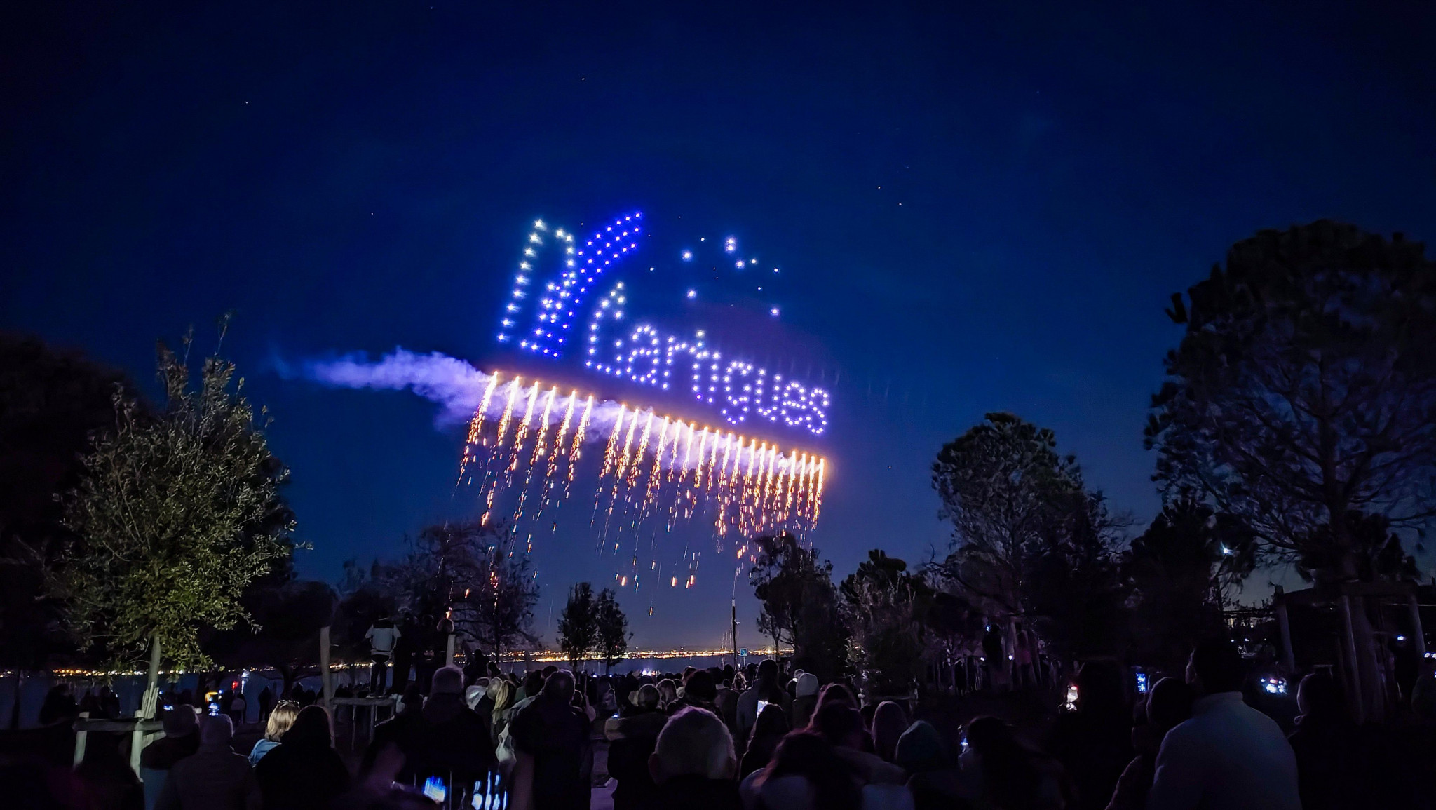 Et dans ce clair-obscur surgissent les drones à Martigues