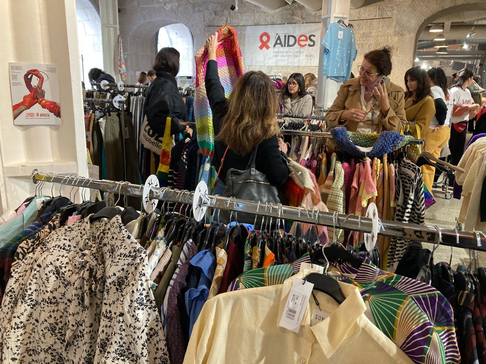 La grande braderie de la mode de Aides revient aux Docks