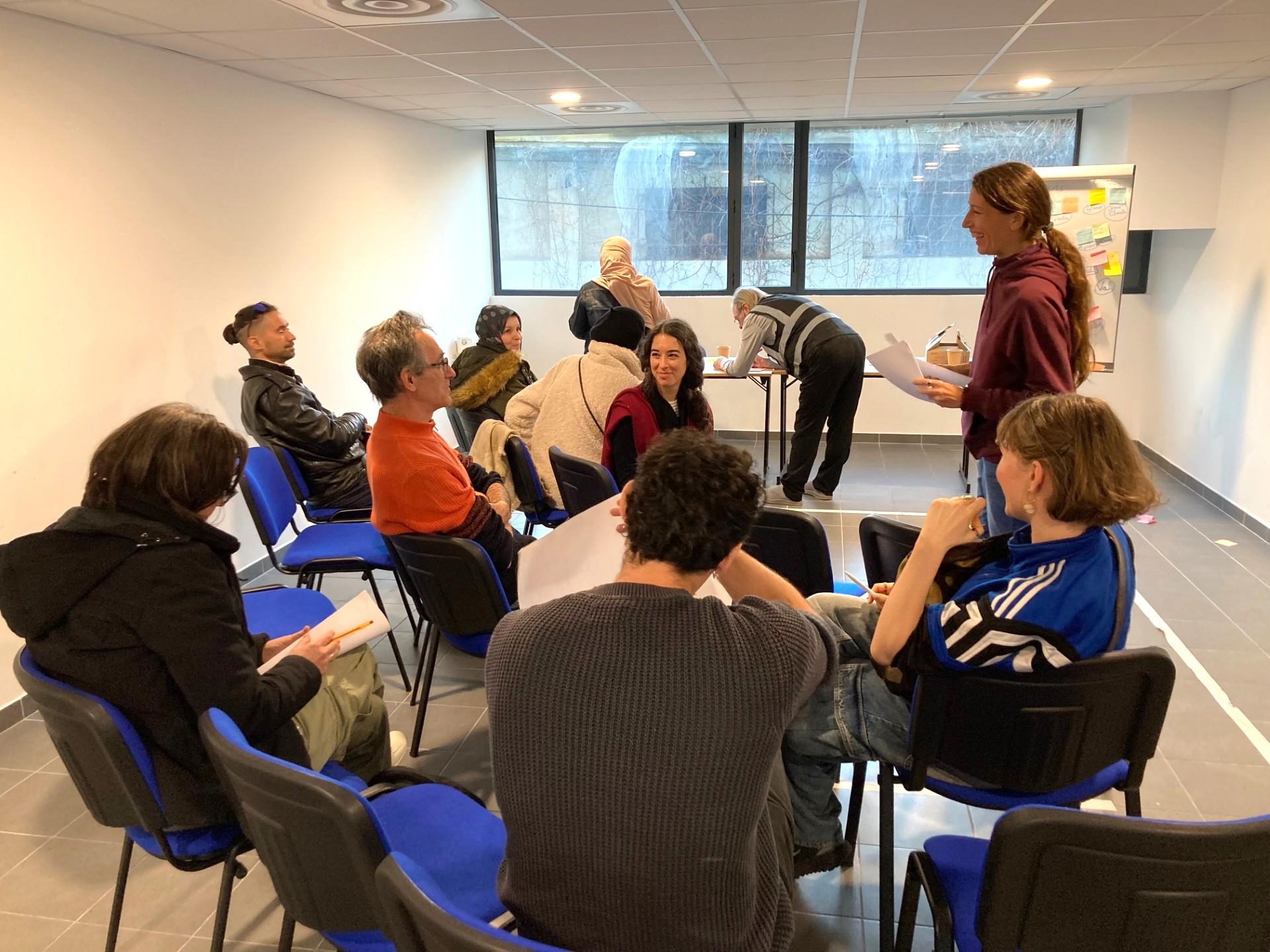 Une salle des Habeilles ouverte sur le quartier