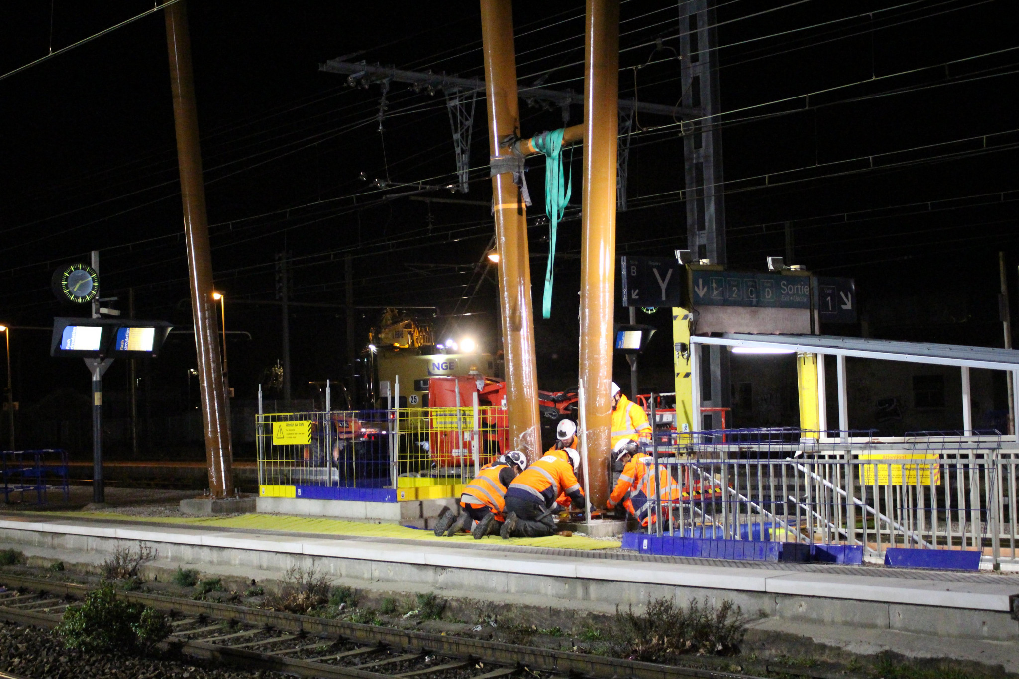 Et dans la nuit, la passerelle de la gare SNCF prend forme à Miramas