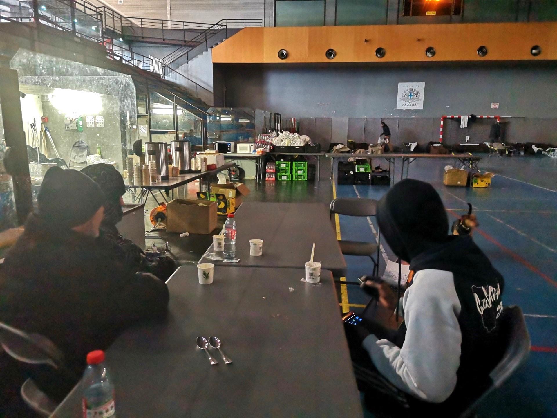 Déjà 50 SDF mis à l’abri du froid au stade Vallier de Marseille