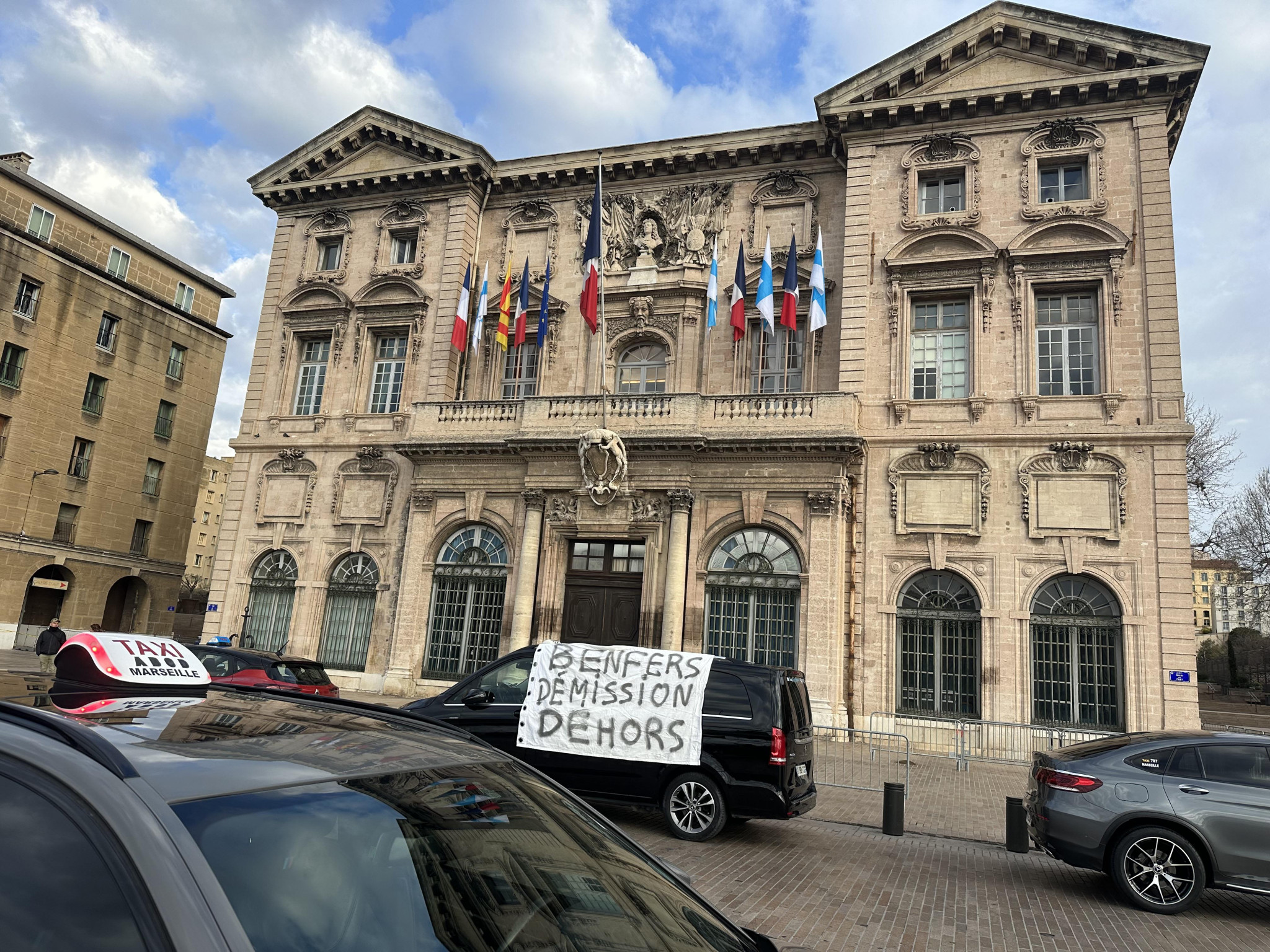 Les taxis manifestent contre la politique municipale à Marseille
