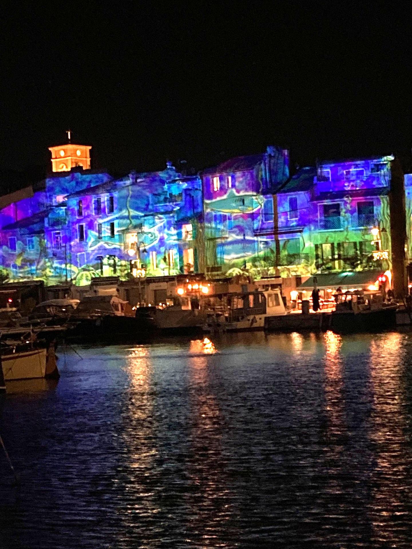 [Les illuminations font un carton] Cassis, un petit port enchanté par des vagues d’images