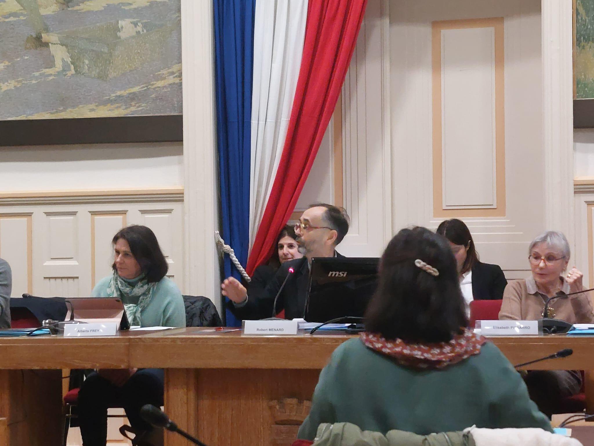 À Béziers, Robert Ménard tente de faire illusion avec un budget serré