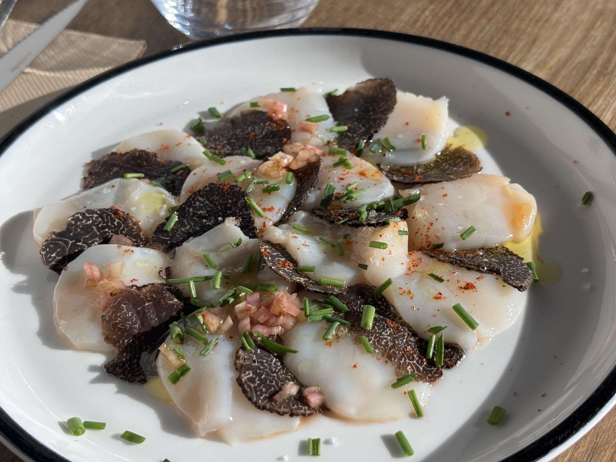 [Recette] Le carpaccio de Saint-Jacques et truffes melanosporum