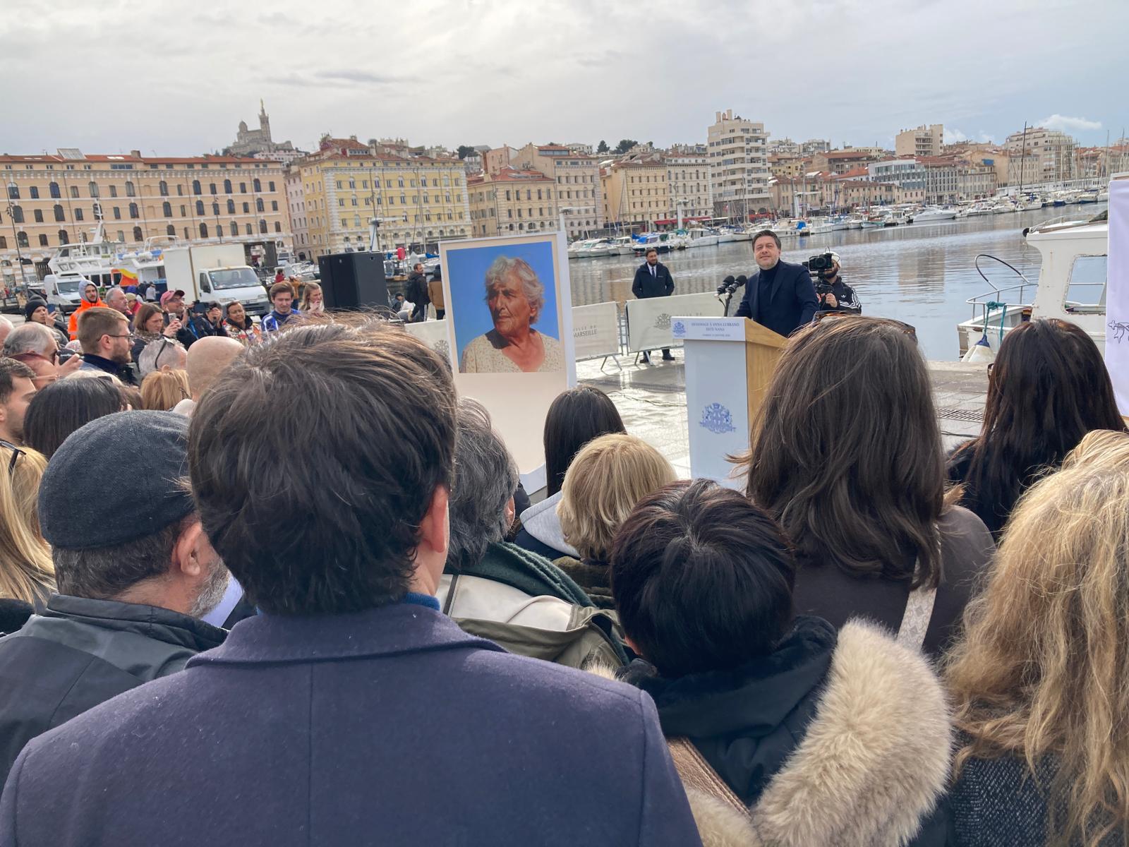 La plaque en hommage à Nana inaugurée sur le Vieux-Port