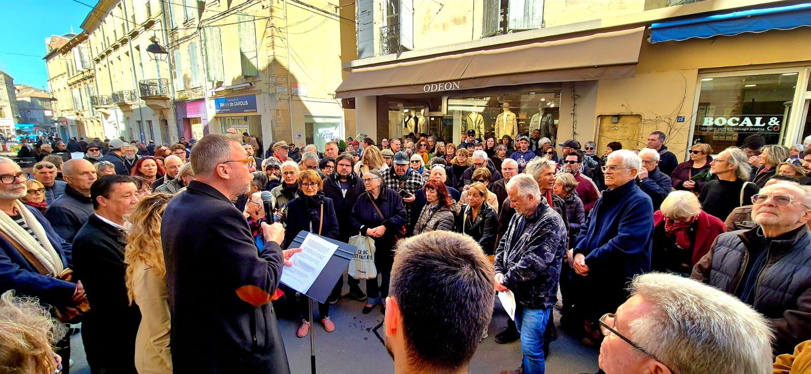 Nicolas Koukas présente des mesures pour recoudre Arles