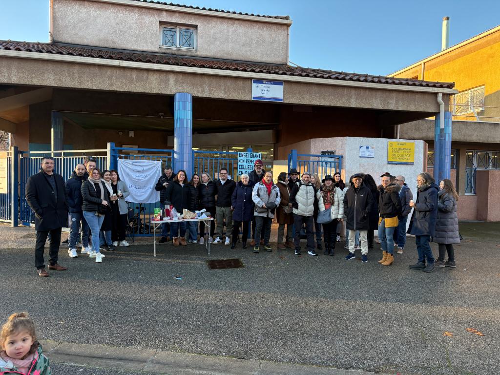 Mobilisation devant le collège Gabriel-Péri