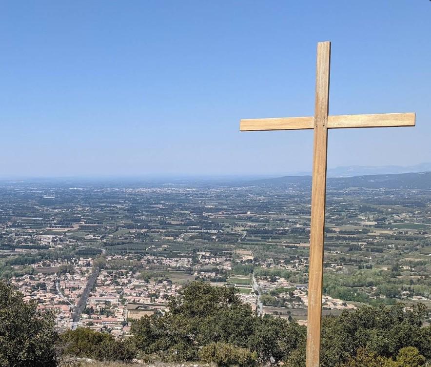 La justice enjoint la Ville de retirer une croix du Luberon