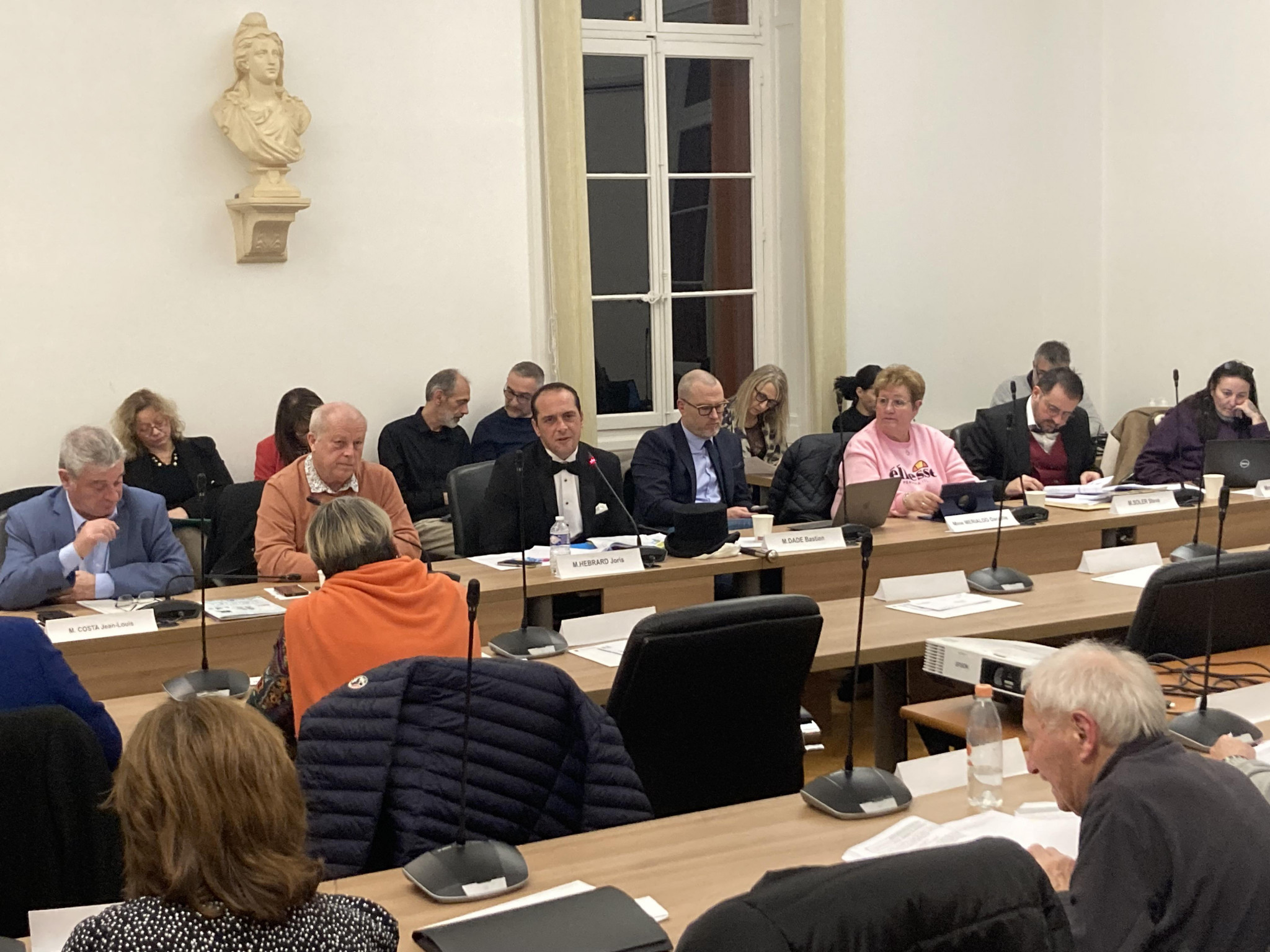 Au Pontet, la guerre interne bloque le conseil municipal