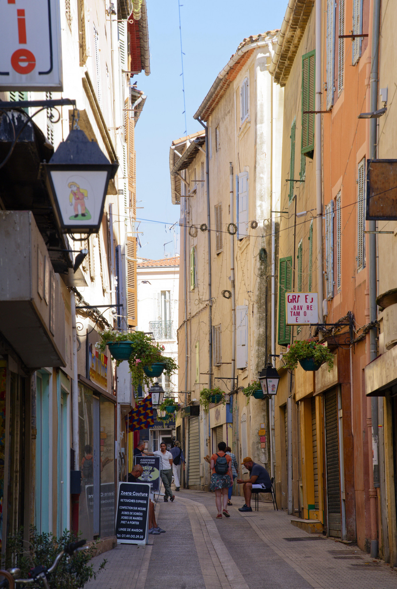 Sept épiceries de nuit contraintes à trois mois de fermeture par la mairie