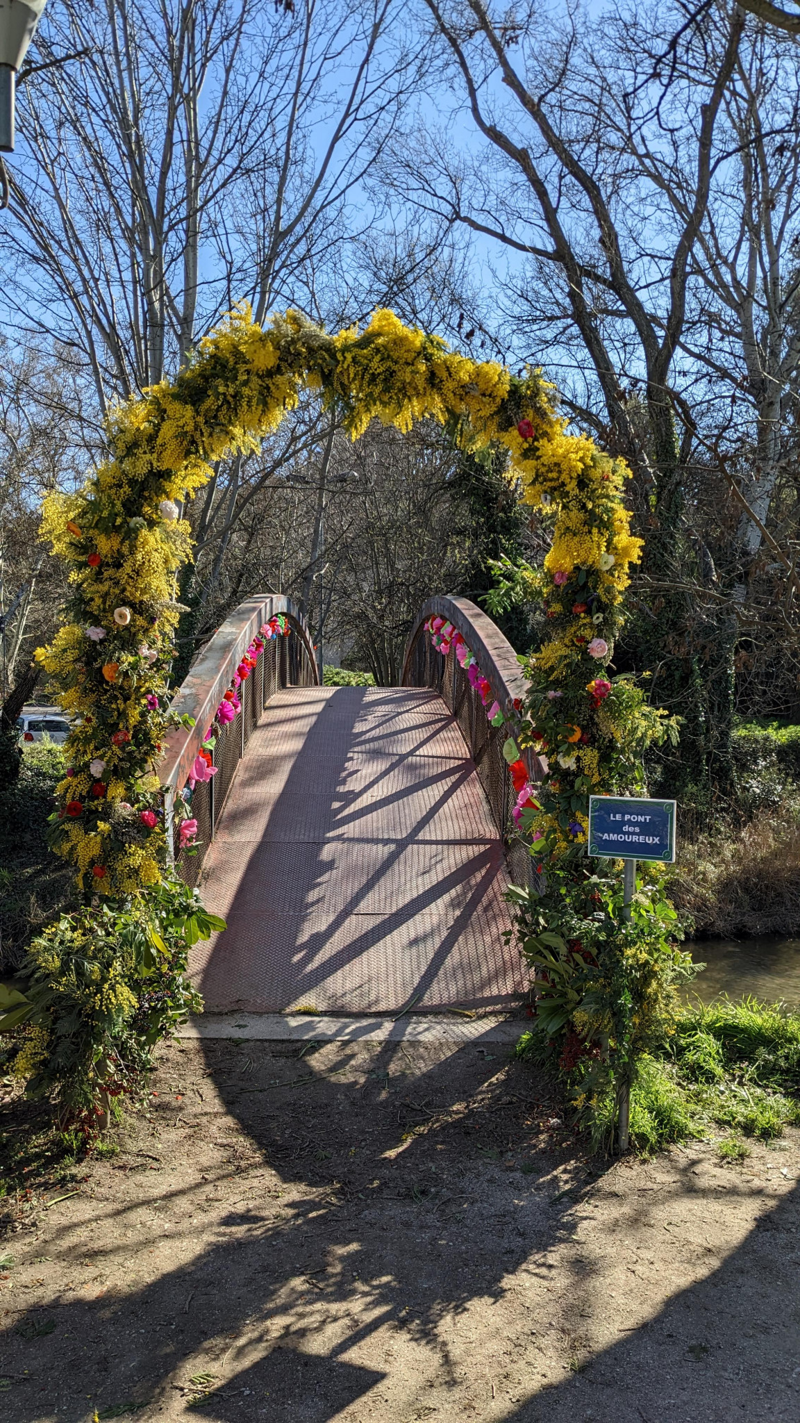 Le pont des Amoureux d’Aubagne fleuri et baptisé pour la Saint-Valentin