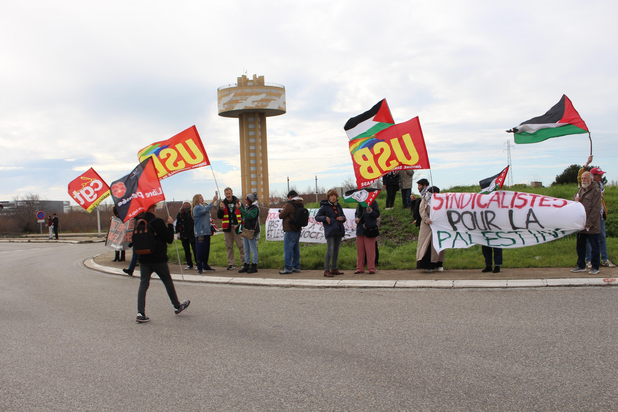 Des militants en soutien aux dockers contre la guerre