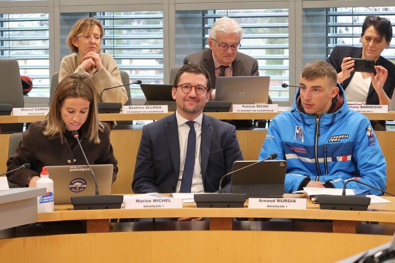 Hautes-Alpes : une séance du conseil départemental avec un champion du monde