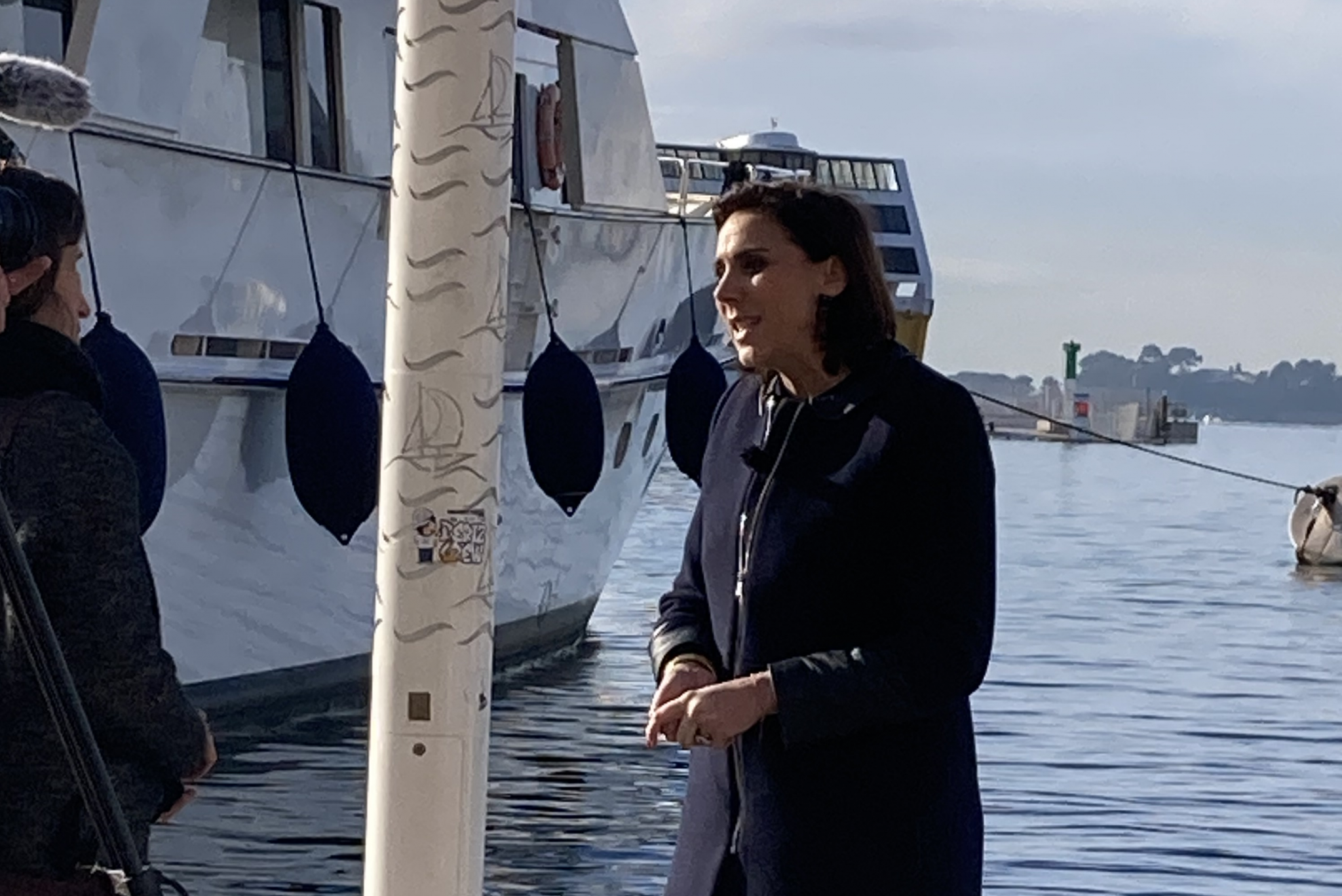 À Toulon, la deputée RN Laure Lavalette joue les ramasse-poussières