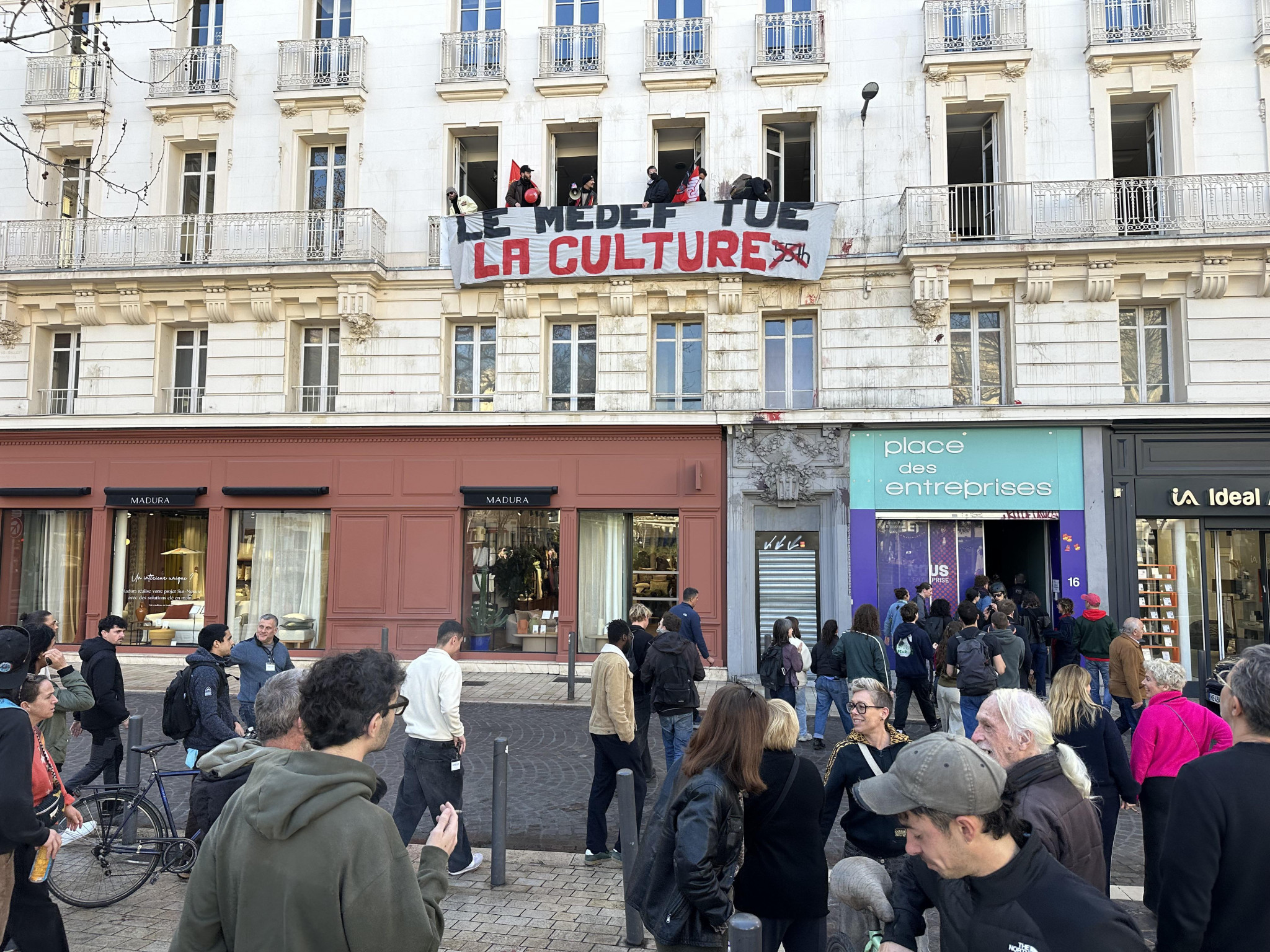 Les travailleurs de la culture mettent la pression au Medef